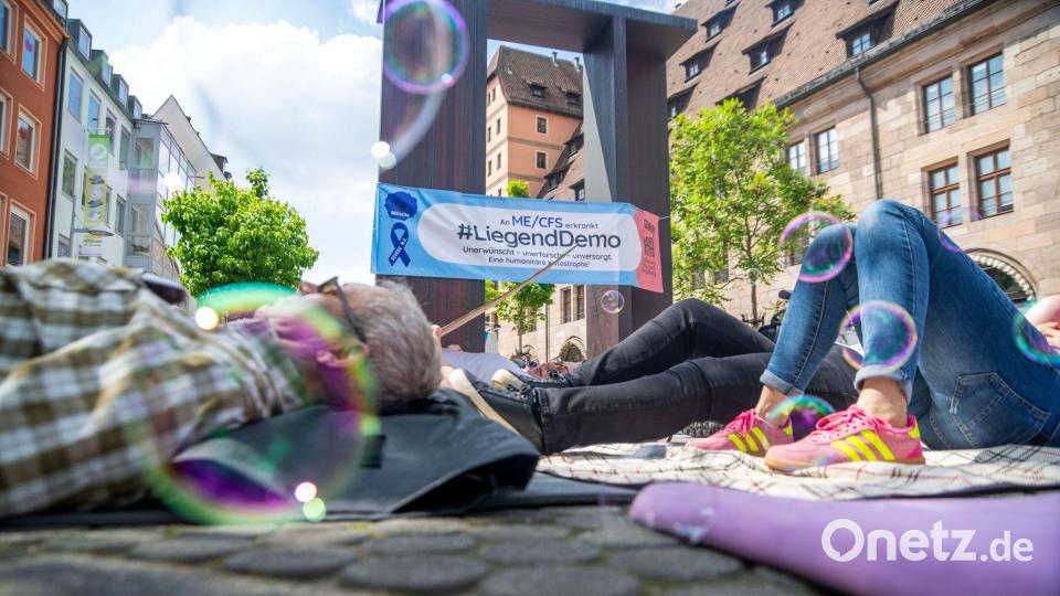Nach Angaben der Initiative #LiegendDemo sind inzwischen mehr als 600.000 Menschen in Deutschland an ME/CFS erkrankt. Bild: Pia Bayer/dpa