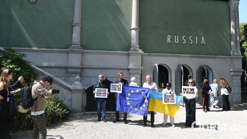 2022 und 2024 wurde der Pavillon von Russland nicht genutzt. Nun wird er wieder genutzt - wenn auch unter besonderen Bedingungen. Bild: Felix Hörhager/dpa
