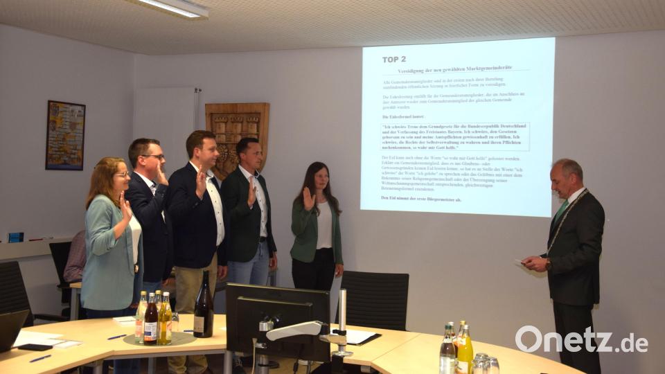 Bürgermeister Georg Bocka (rechts) vereidigt die neuen Markträte Sophia Mäckl, Alexander Anzer, Christian Müller, Daniel Bergmann und Manuela Grünauer (von links). Bild: Tanja Pflaum