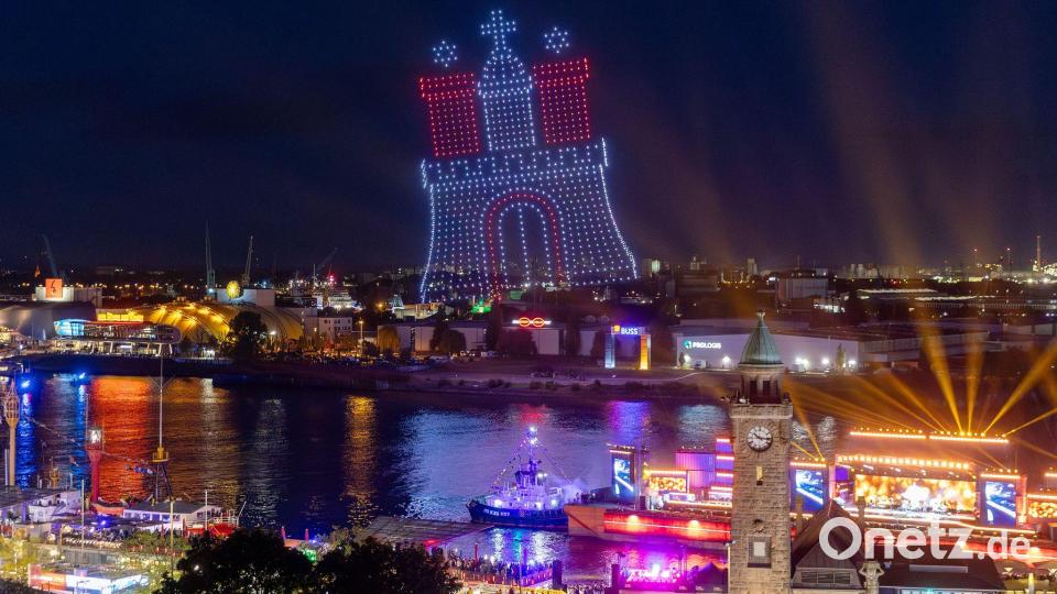 Drohnen bilden das Hamburger Stadtwappen als Motiv über der Elbe an den Landungsbrücken während einer Show zur Olympia-Kampagne des Hamburger Senats. Bild: Bodo Marks/dpa