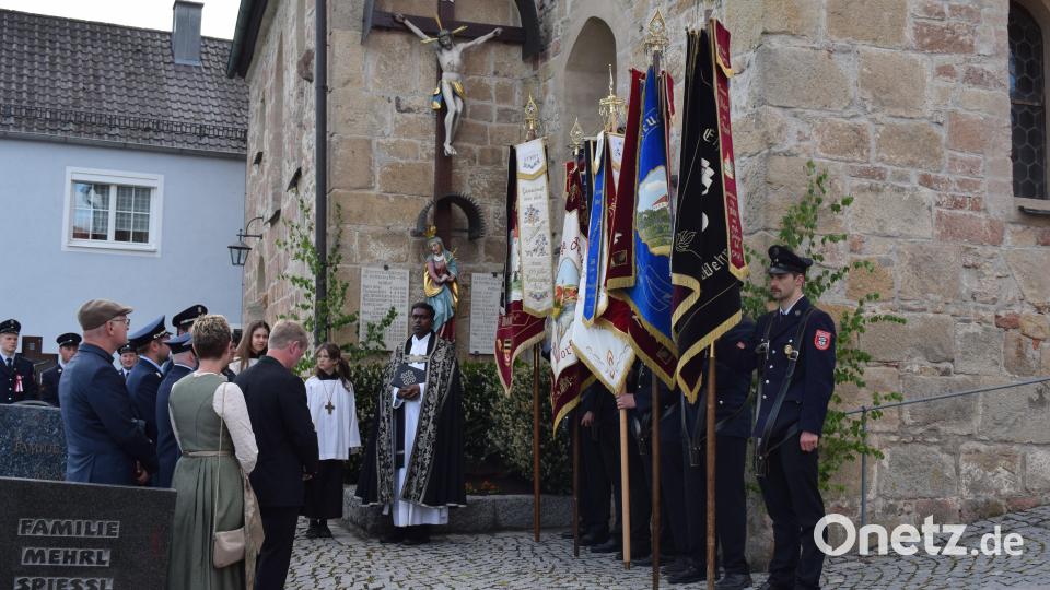 Zum ehrenden Gedenken an die verstorbenen Vereinsmitglieder versammelte sich die Festgemeinde am Ehrenmal an der Jakobs Kirche. Pfarrer Savari zelebrierte die kirchliche Feier. Bild: bnr