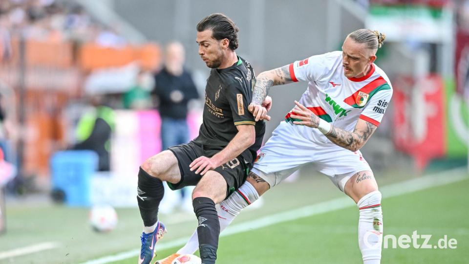 Augsburg Marius Wolf (r) nimmt dem Gladbacher Joe Scally den Ball ab. Bild: Harry Langer/dpa