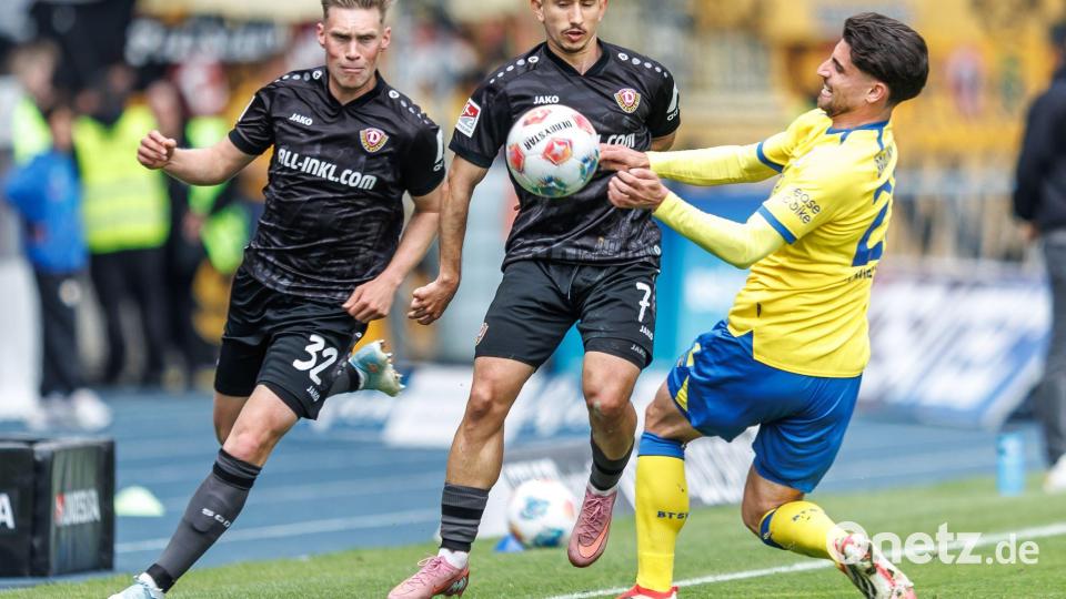 Kampf um den Ball: Braunschweigs Fabio Di Michele Sanchez (r) versucht, die beiden Dresdener Jonas Sterner (l) und Jason Ceka aufzuhalten. Bild: Andreas Gora/dpa