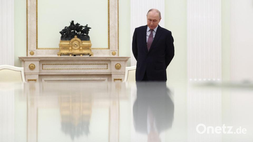 Der russische Präsident Wladimir Putin wartet auf ein Treffen mit dem usbekischen Präsidenten Mirsijojew. Bild: Ramil Sitdikov/Pool Reuters/AP/dpa
