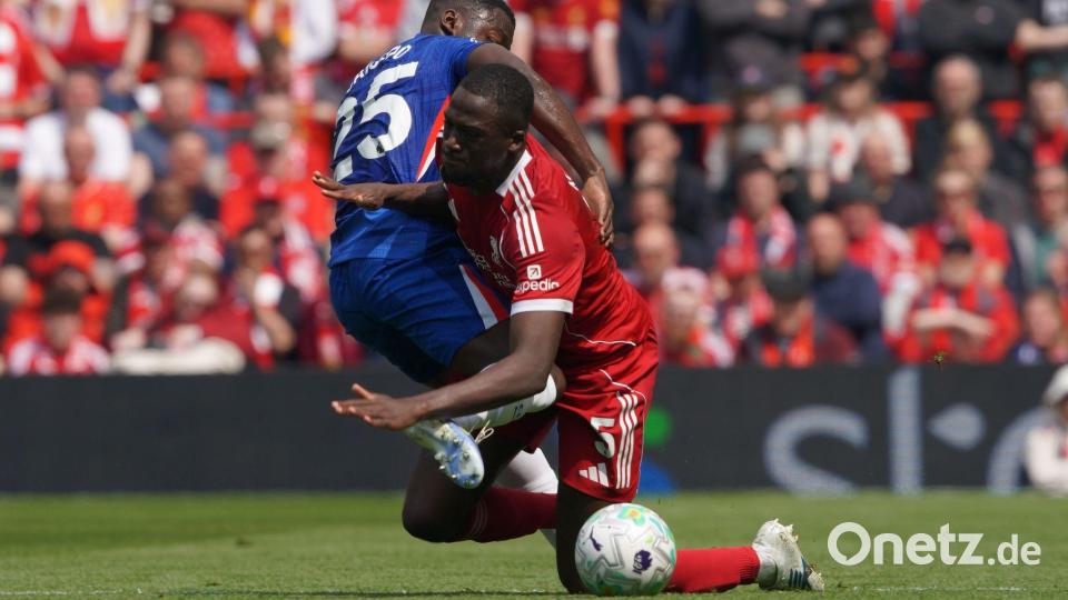 Chelseas Moises Caicedo (l) und Liverpools Ibrahima Konate kämpfen um den Ball. Bild: Ian Hodgson/AP/dpa