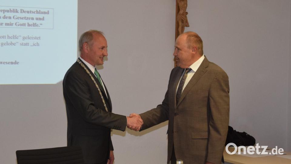 Marktrat Roman Bauer (rechts) nahm Bürgermeister Georg Bocka den Amtseid ab und gratulierte im Anschluss. Bild: Tanja Pflaum