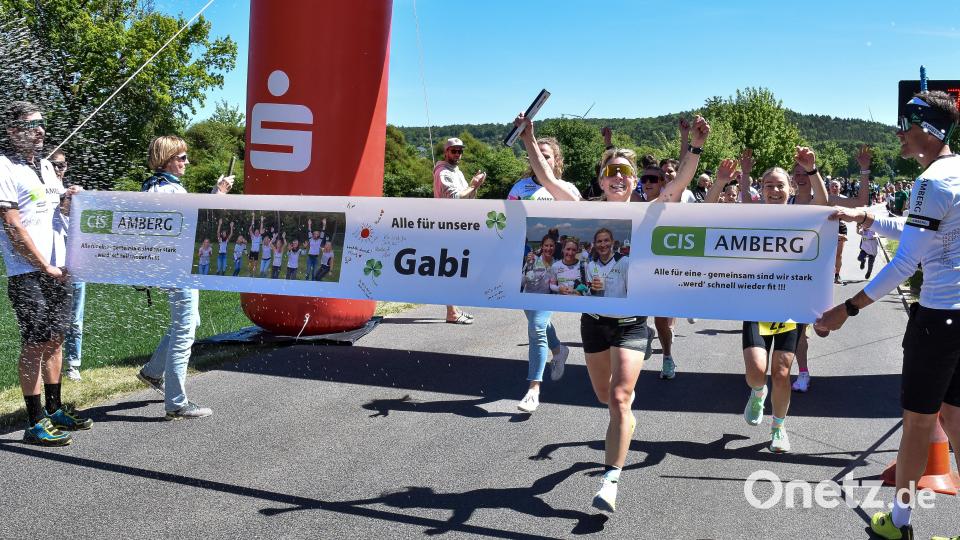 Landkreislauf Amberg-Sulzbach 2025 von Kreuth nach Schwend. CIS Amberg ehrt Gabi Keck nach dem Zieleinlauf. Archivbild: Stephan Huber