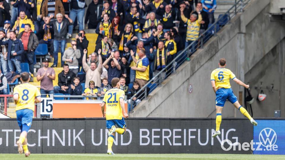Braunschweiger Jubel gegen Dresden. Bild: Andreas Gora/dpa
