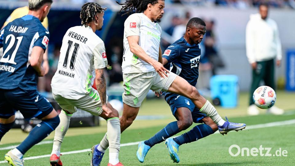 Hoffenheims Bazoumana Touré (r.) macht Druck gegen Werder. Bild: Uwe Anspach/dpa