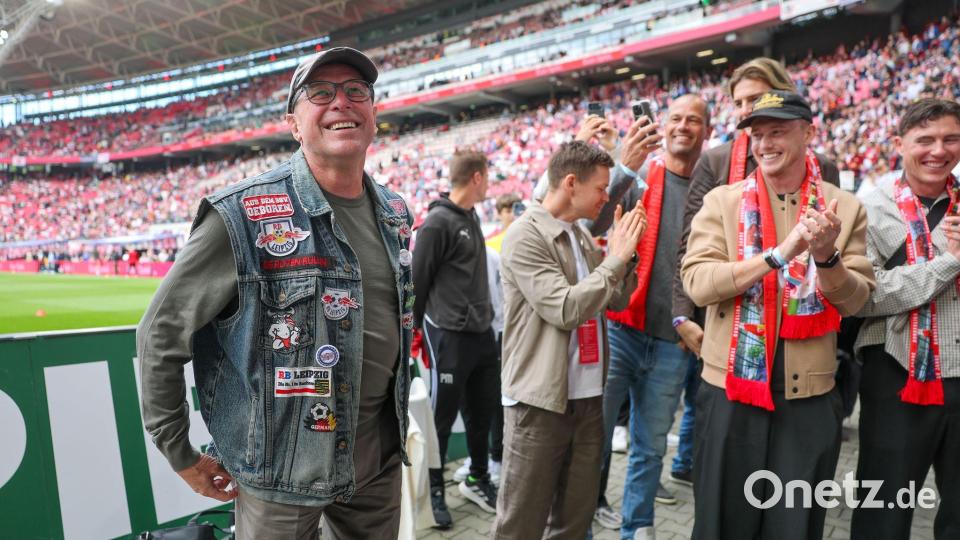 Aufstiegstrainer Ralf Rangnick (l.) zog sich eine Fankutte an. Bild: Jan Woitas/dpa