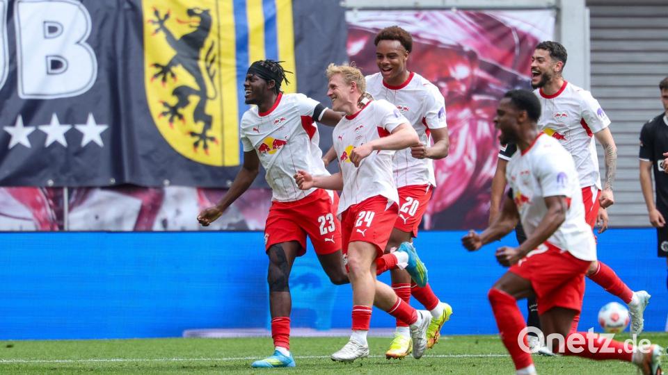 Xaver Schlager (2.v.l.) wird als Torschütze gefeiert. Bild: Jan Woitas/dpa