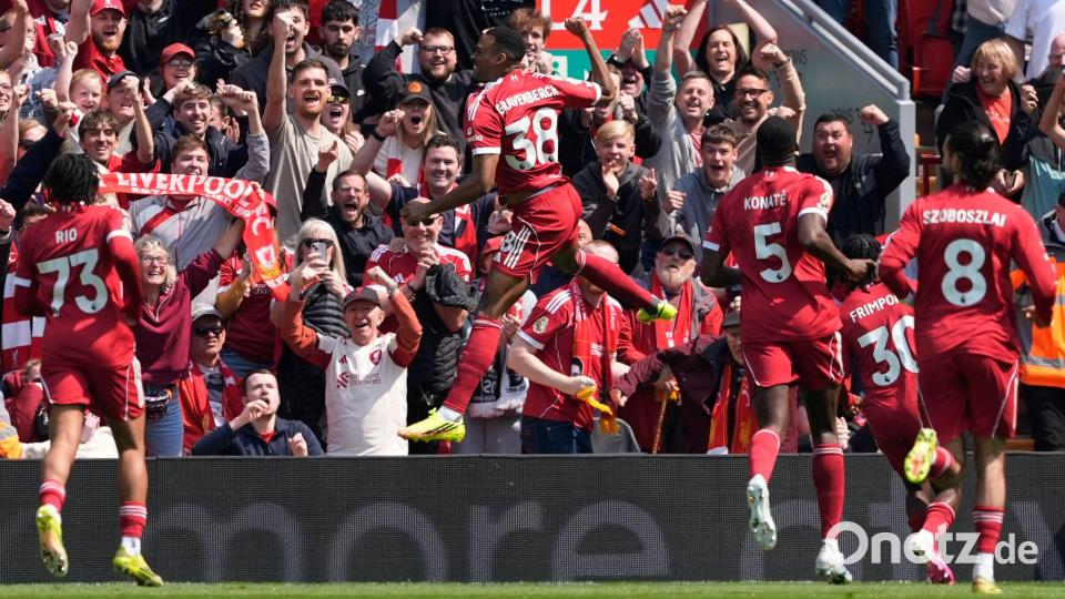 Liverpools Ryan Gravenberch (M) jubelt nach seinem Tor zum 1:0. Bild: Peter Byrne/PA Wire/dpa