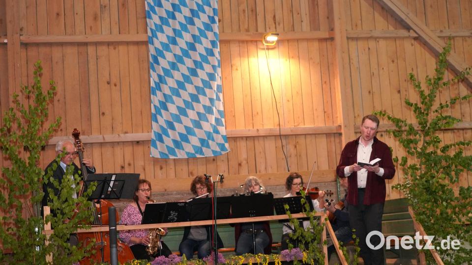 Das KuBZ - Orchester und Peter Ermer (rechts) intonieren den "Engel des Herrn" Bild: fvo