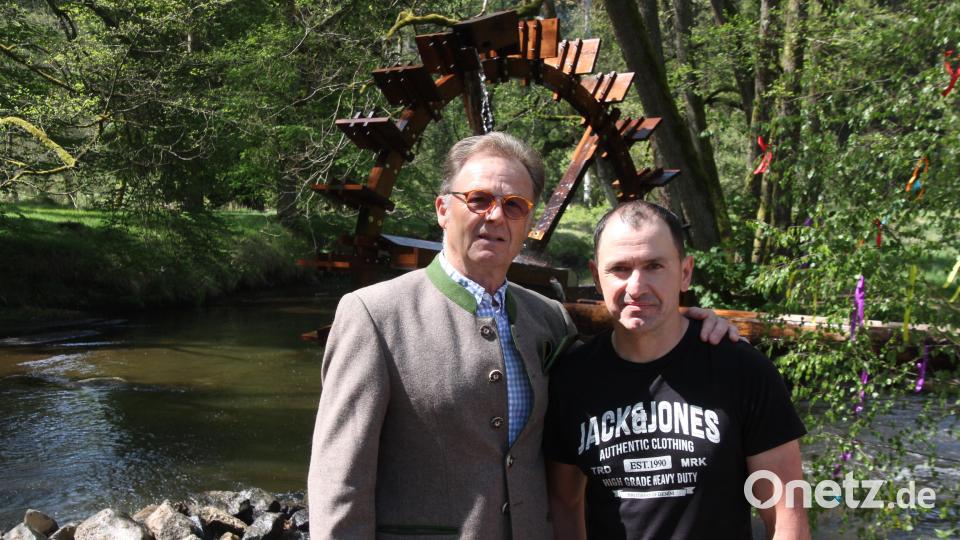 Zimmerermeister Anton Schatzberger (links) dankte ausdrücklich seinem Mitarbeiter Vitali Dimtev, der federführend dieses Wasserrad in der Werkstatt baute. Bild: Konrad Rosner
