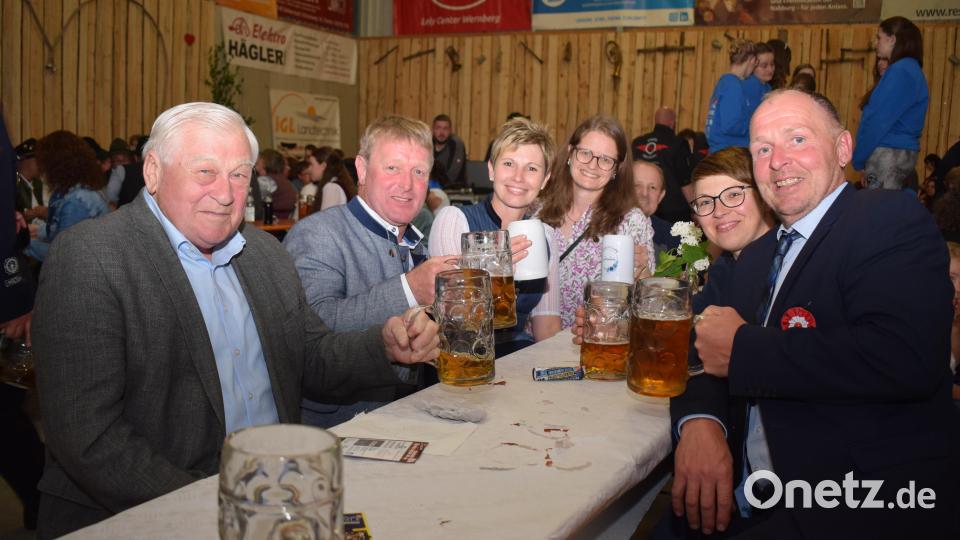 Auch am Tisch der Ehrengäste herrschte fröhliche Stimmung. Bild: bnr