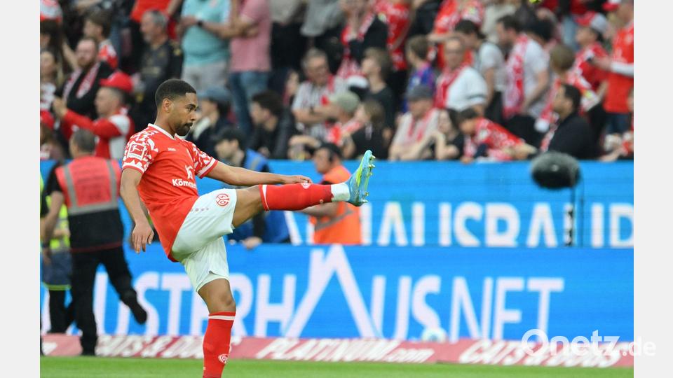 Phillipp Mwene schießt einen aufs Feld geworfenen Tennisball zurück Richtung Tribüne. Bild: Torsten Silz/dpa