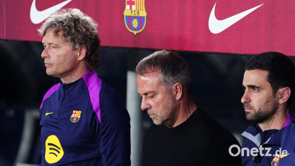 Barcelonas Trainer Hansi Flick (M) trauert um seinen Vater. Bild: Joan Mateu Parra/AP/dpa