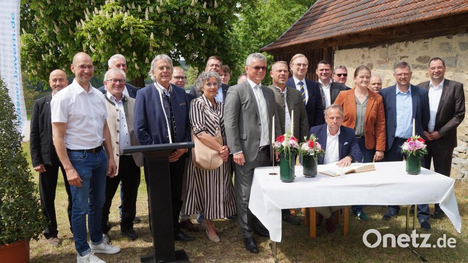 Zahlreiche Ehrengäste gaben dem 50-jährigen Jubiläum der Talsperre Eixendorfer See den würdigen Rahmen, als sich Umweltminister Thorsten Glauber in das Goldene Buch der Stadt Neunburg vorm Wald eintrug. Bild: wel