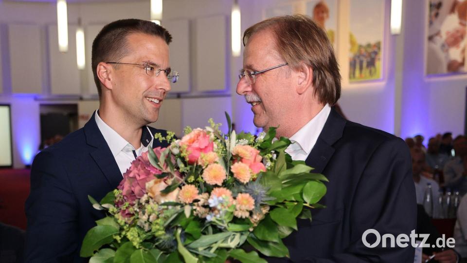 Christoph Kern (l) löste Rainer Koch 2022 als BFV-Präsident ab. Auf dem Verbandstag in Bad Gögging wurde er wiedergewählt. (Archivbild) Bild: Alexandra Beier/Bayerischer Fußball-Verband (BFV)/dpa