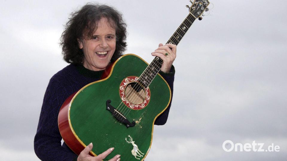 Die bunte Gitarre ist seit Jahrzehnten immer dabei, wenn Donovan irgendwo auftritt. Bild: Bebert/EPA/dpa