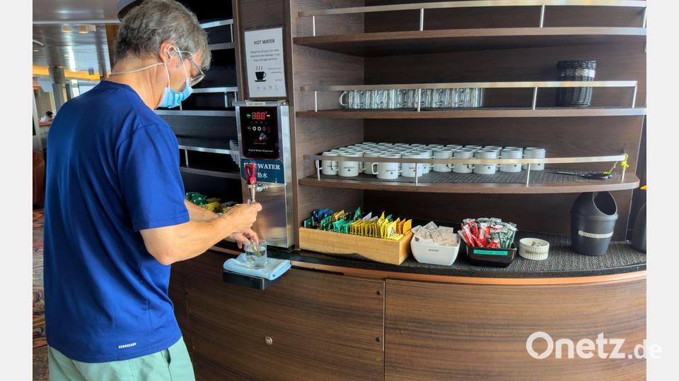 Ein Passagier auf dem vom Hantavirus betroffenen Kreuzfahrtschiff bedient sich während der Fahrt nach Teneriffa mit Wasser. Bild: -/AP/dpa