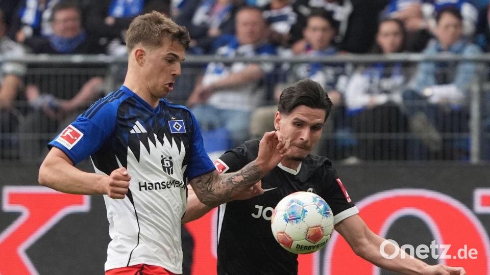 Torschützen unter sich: HSV-Verteidiger Luka Vuskovic (l) und Freiburgs Igor Matanovic. Bild: Marcus Brandt/dpa