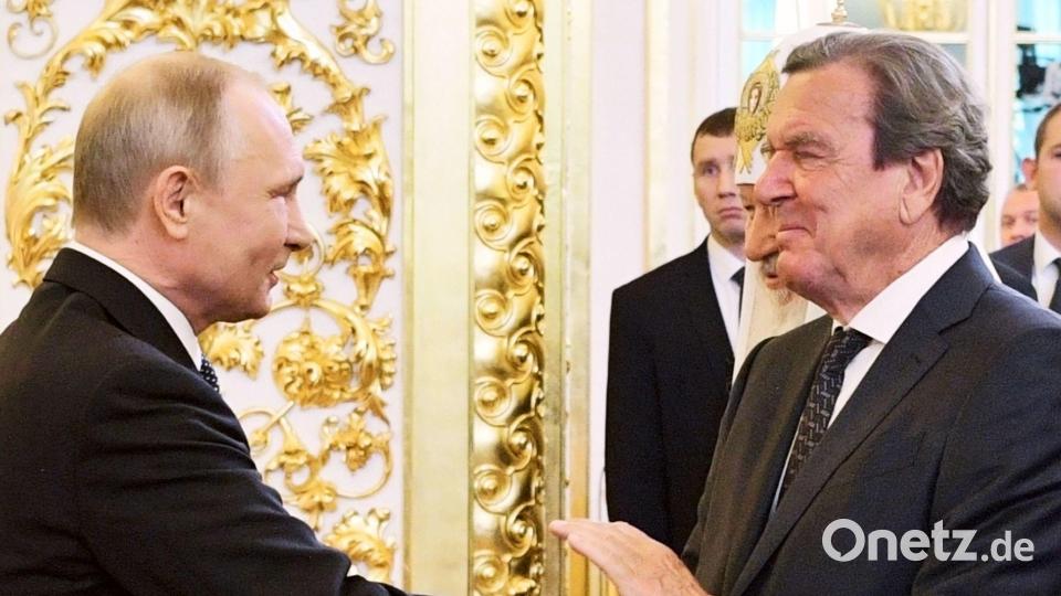 Putin und Schröder gelten als langjährige Freunde. (Archivbild) Bild: Alexei Druzhinin/POOL SPUTNIK KREMLIN via AP/dpa