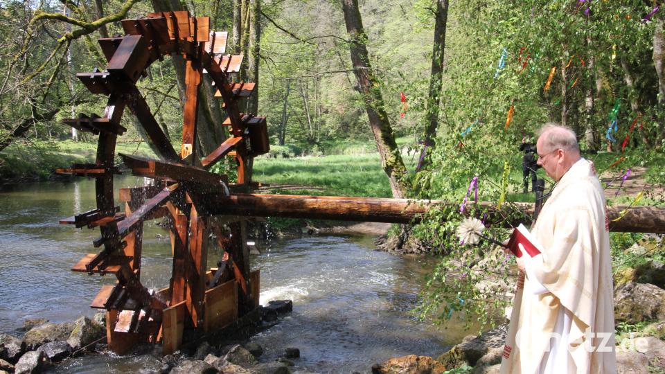 Pfarrer Markus Nees segnet das restaurierte Wasserrad. Bild: Konrad Rosner