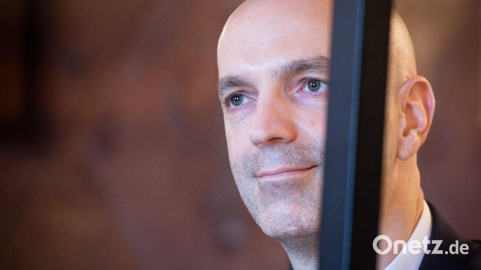 Nach Angaben des Virologen Schmidt-Chanasit scheint enger und längerer Kontakt zu Erkrankten entscheidend für eine Übertragung von Mensch-zu-Mensch zu sein. (Archivbild) Bild: Christian Charisius/dpa
