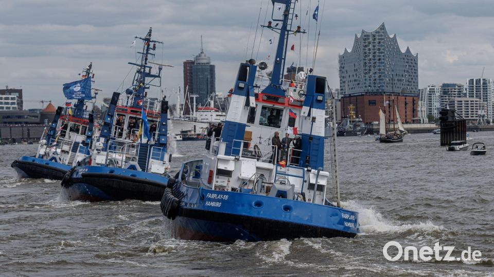 Hafenschlepper fahren zum Hafengeburtstag in Hamburg das beliebte Schlepperballett. Bild: Markus Scholz/dpa