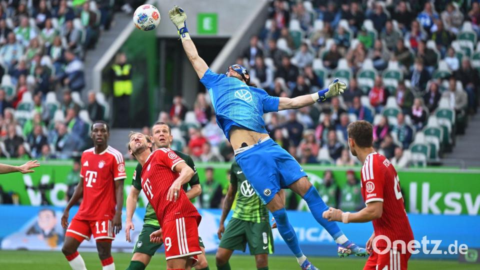 Rettungstat im Abstiegskampf: Wolfsburgs Torwart Kamil Grabara beim Spiel gegen Bayern München. Bild: Swen Pförtner/dpa