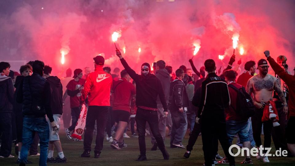 Mit Pyrotechnik auf dem Rasen: Slavia-Fans sorgten für den Spiel-Abbruch. Bild: Šimánek Vít/CTK/dpa