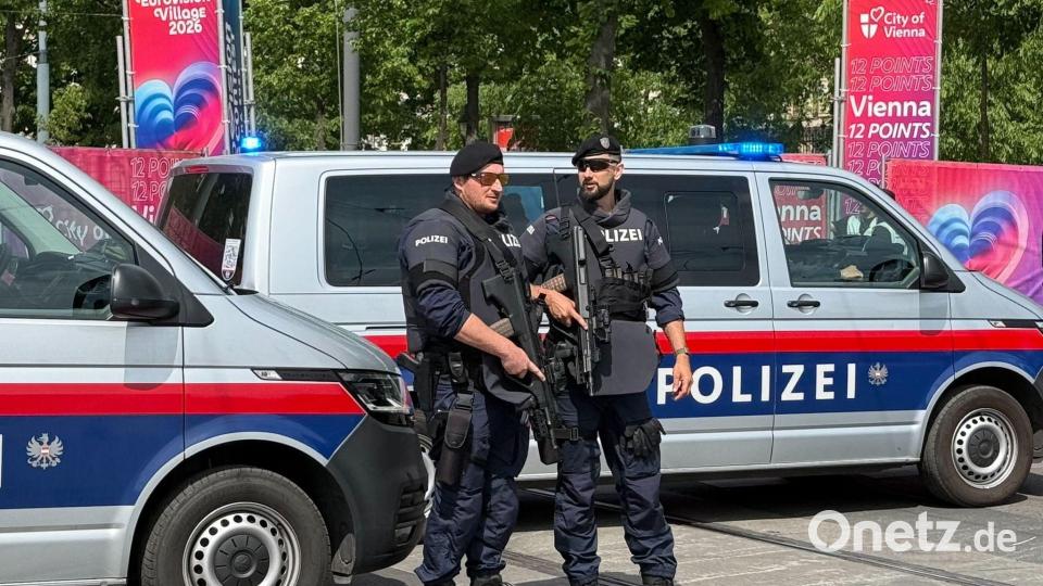 Schwerbewaffnete Polizisten bewachen das ESC-Village. Bild: Matthias Röder/dpa