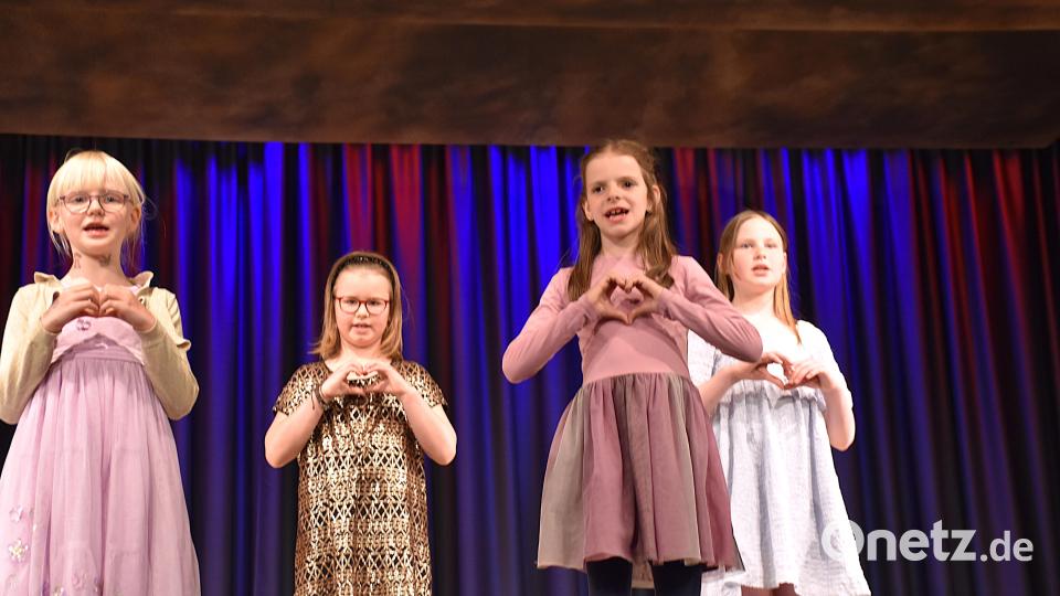 Mit dem Lied "Danke Mama" begeisterten rührten die Kinder teils zu Tränen. Bild: ubb