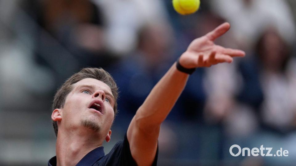 Der Belgier Alexander Blockx musste anerkennen, dass Alexander Zverev zu stark für ihn war. Bild: Alessandra Tarantino/AP/dpa