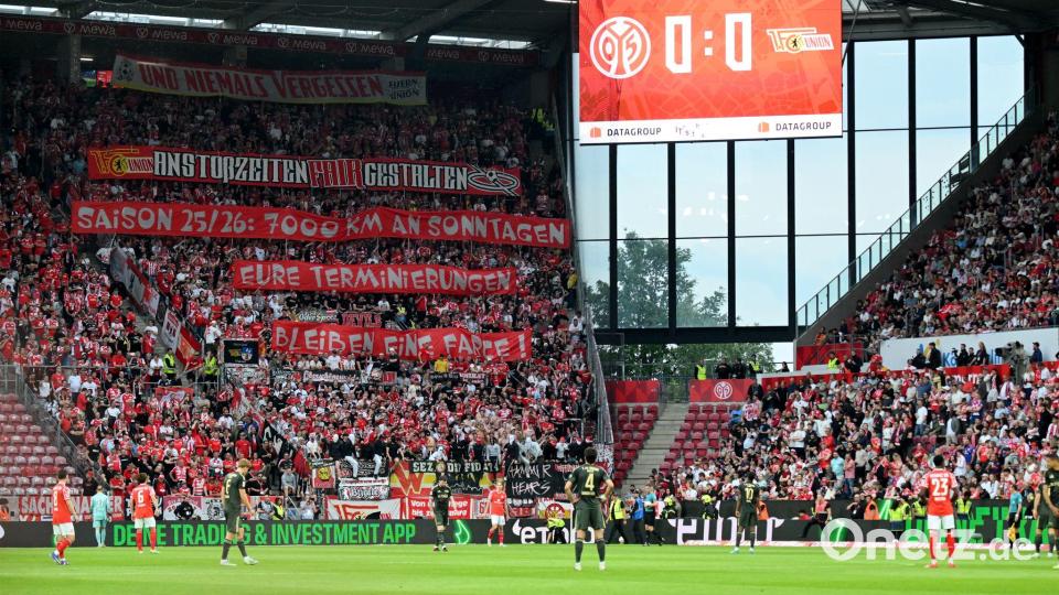 Union-Anhänger protestierten mit Tennisbällen gegen die Sonntagsansetzungen in dieser Saison. Bild: Torsten Silz/dpa