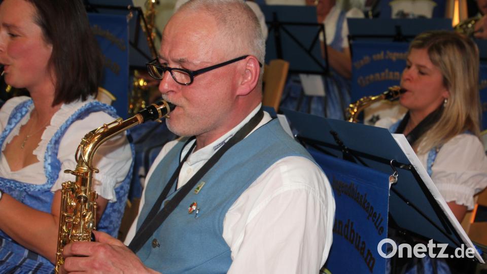 Als Dirigent hört Günther Freundl auf, aber als aktiver Musikant bleibt er mit seinem Alt-Saxophon der Blaskapelle erhalten. Bild: Konrad Rosner