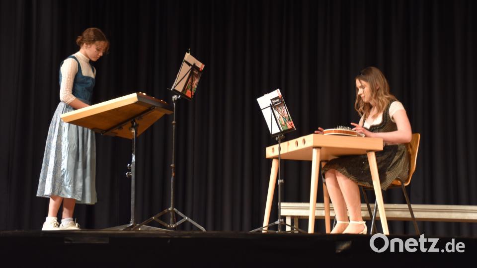 Am Hackbrett und an der Zither bewiesen Lilia Ritter und Lena Köstler (v. li.) ihr musikalisches Können. Bild: ubb