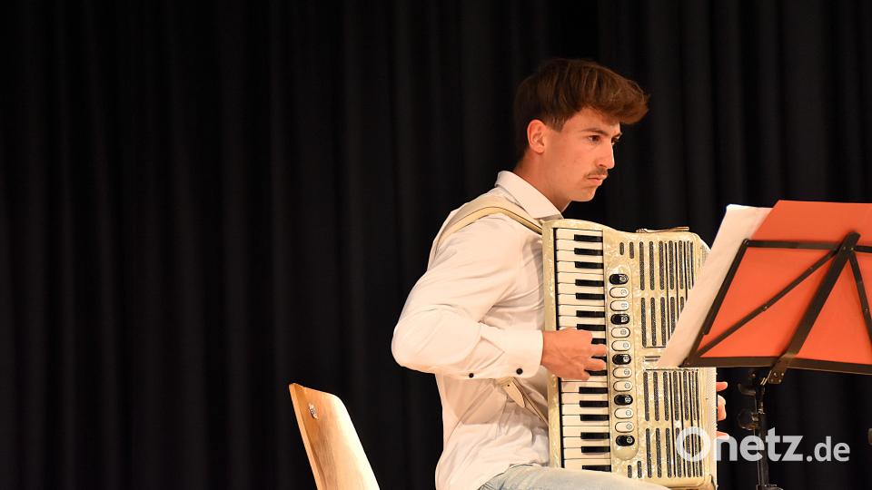 Simeon Franz ist ein Virtuose am Instrument. Vor 13 Jahren begann er mit Akkordeon an der KMS. Bild: ubb