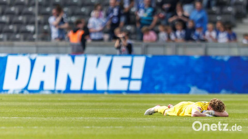 Frust pur: Fürths Torwart Silas Prüfrock liegt nach dem Schlusspfiff enttäuscht am Boden. Bild: Andreas Gora/dpa