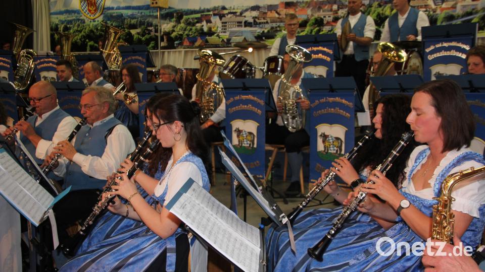 Ein toller musikalischer Klangkörper, die "Grenzlandbuam", bei denen längst nicht nur Buben mitspielen. Bild: Konrad Rosner