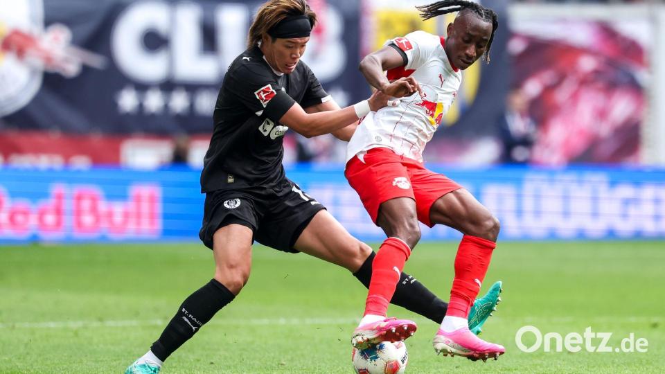 Yan Diomande (r.) soll einen neuen Vertrag mit mehr Gehalt erhalten. Bild: Jan Woitas/dpa