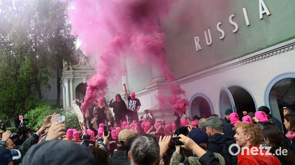 Die Gruppierungen Pussy Riot und Femen haben schon vor dem offiziellen Biennale-Start farbenfroh gegen Russlands Anwesenheit demonstriert. Bild: Matteo Chinellato/IPA via ZUMA Press/dpa