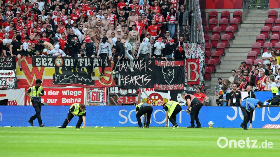 Fans des 1. FC Union werfen beim Spiel gegen den Mainz Tennisbälle auf den Rasen. Bild: Torsten Silz/dpa