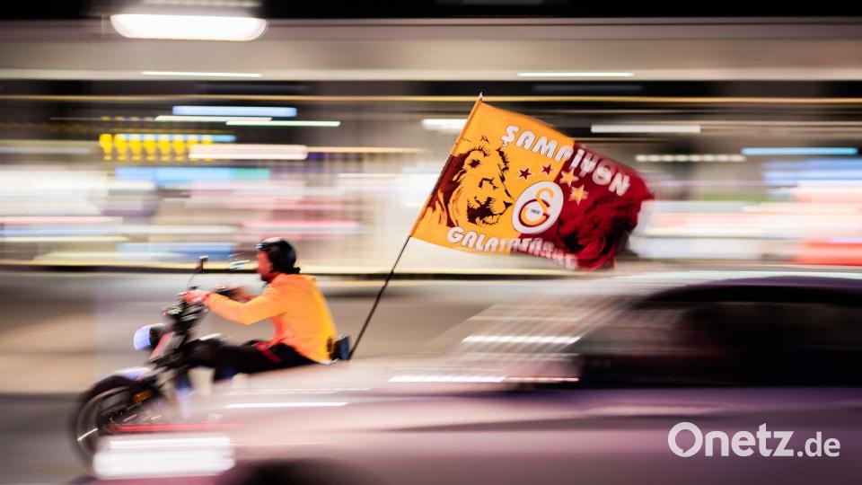 Galatasaray Fans feiern nach dem Sieg ihrer Mannschaft und dem Gewinn der Meisterschaft auf dem Breitscheidplatz in Berlin. Bild: Christoph Soeder/dpa