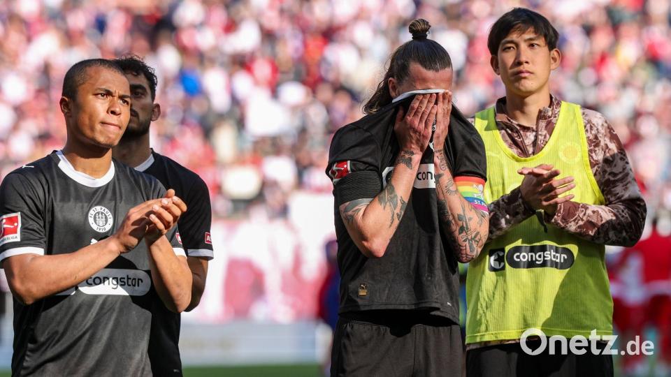 Anspannung im Abstiegskampf: Die Spieler des FC St. Pauli mit Kapitän Jackson Irvine (m) nach der Niederlage in Leipzig. Bild: Jan Woitas/dpa