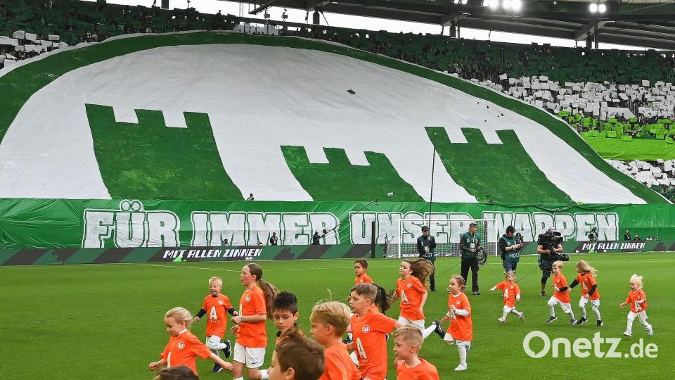 Das neue alte Wappen des VfL Wolfsburg wird vor dem Spiel gegen Bayern München stolz von den Fans präsentiert. Bild: Swen Pförtner/dpa