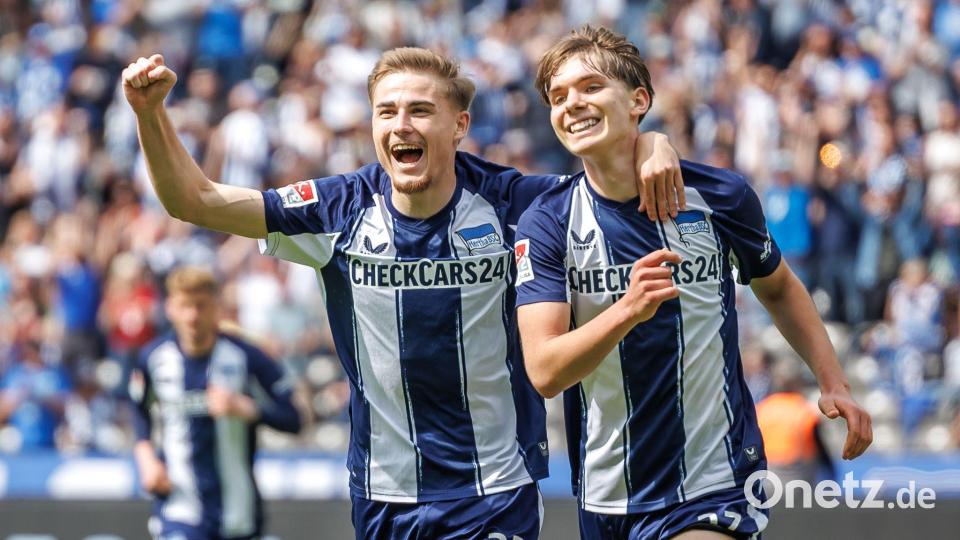 Herthas Kennet Eichhorn (r.) erzielt sein erstes Zweitliga-Tor überhaupt. Bild: Andreas Gora/dpa