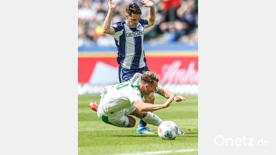 Hertha-Profi Josip Brekalo foult Felix Klaus. Dafür gibt es Rot. Bild: Andreas Gora/dpa