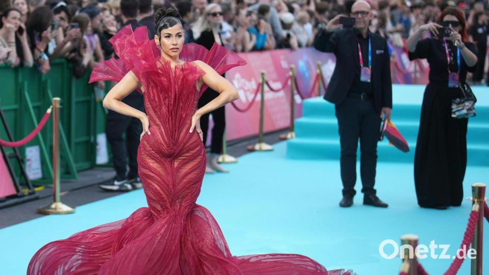 Das Lange Kleid von Sarah Engels war nicht immer einfach zu bändigen. Bild: Georg Hochmuth/APA/dpa
